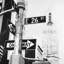 New York City Street Signs - Toile avec cadre noir et blanc