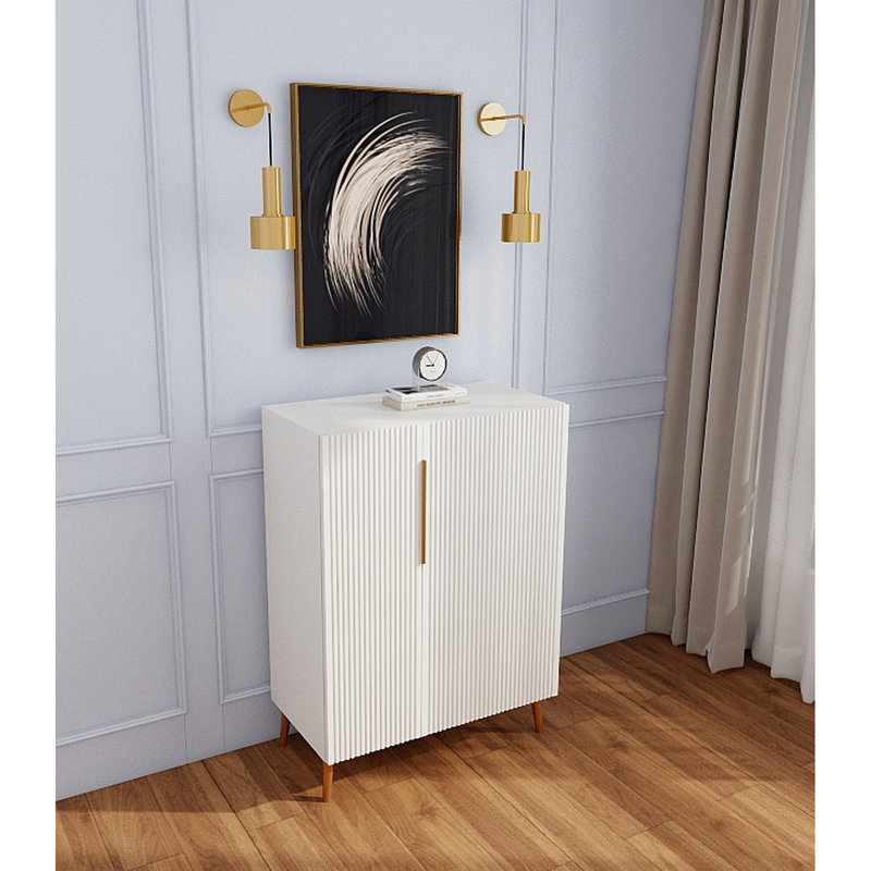 Buffet de cuisine contemporain avec poignées dorées, lignes épurées, rangement pour la vaisselle et les appareils électroménagers, pieds solides, présentoir à poignées blanches modernes pour petits espaces, design élégant, options polyvalentes,