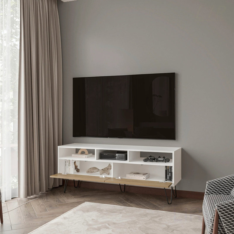 Meuble télé blanc et chêne naturel avec 2 portes et rangement ouvert, alliant élégance moderne et charme rustique pour des espaces de vie polyvalents.