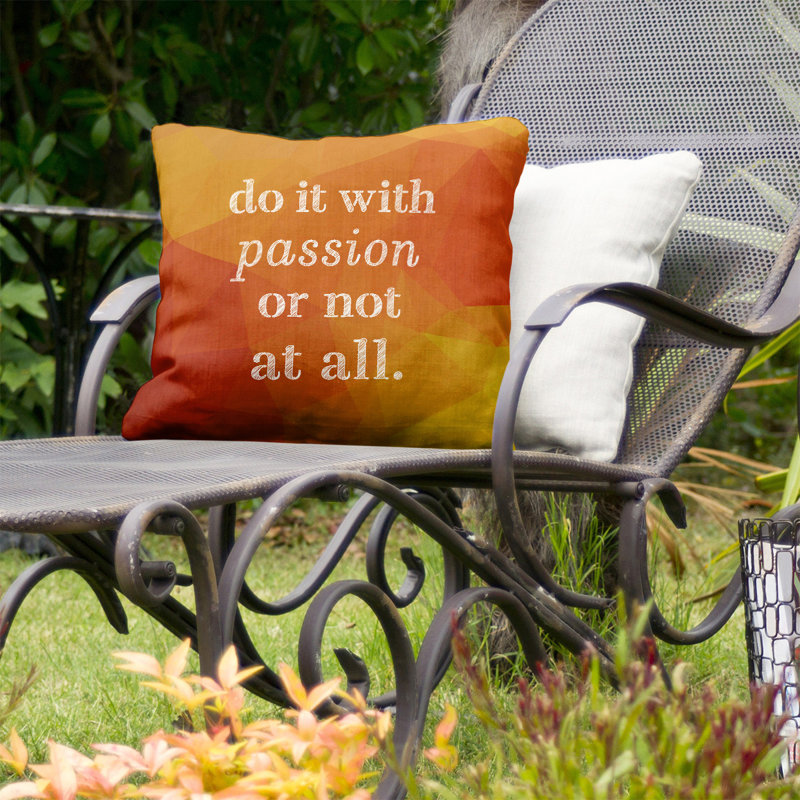 Coussin intérieur/extérieur d’inspiration passion, 18 po x 18 po, Ambre