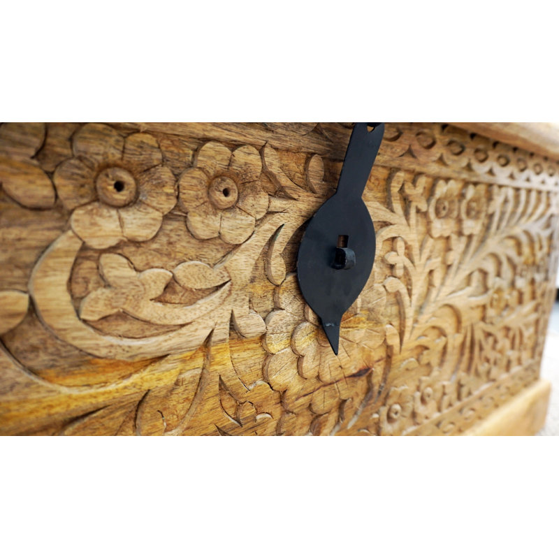 Coffre sculpté à la main en bois naturel