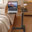 Table de lit mobile 70 cm (L) x 40 cm (P) avec roulettes dissimulées, idéale pour le lit, le canapé ou le bureau à domicile. Support réglable en hauteur pour ordinateur portable, chariot avec plateau inclinable et porte-gobelet, marron.