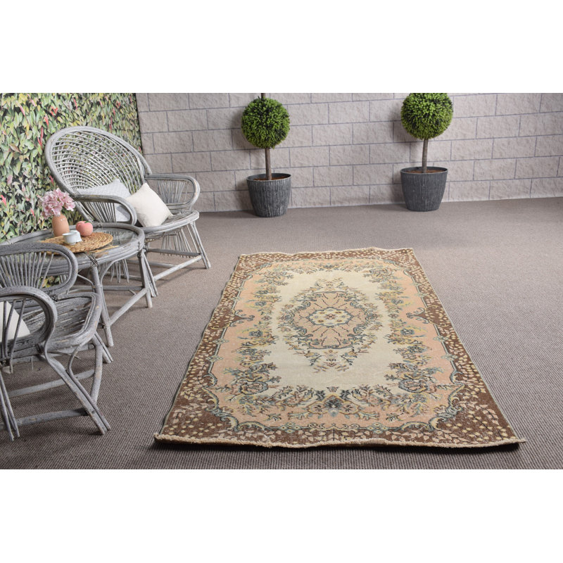 Charmant tapis turc Oushak à motif floral brun rétro pour un look de salon classique