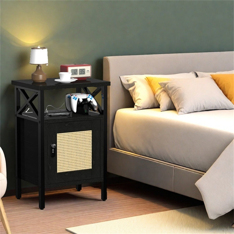 Table de chevet verrouillée en rotin avec station de charge - Table d'appoint moderne en bois avec porte et tablettes ouvertes