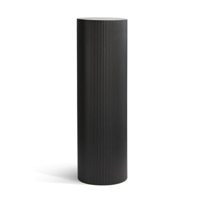 Colonne en bois aggloméré noir déchiré