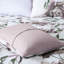 Édredon moderne avec taie décorative mauve à motif floral et taupe-128128331