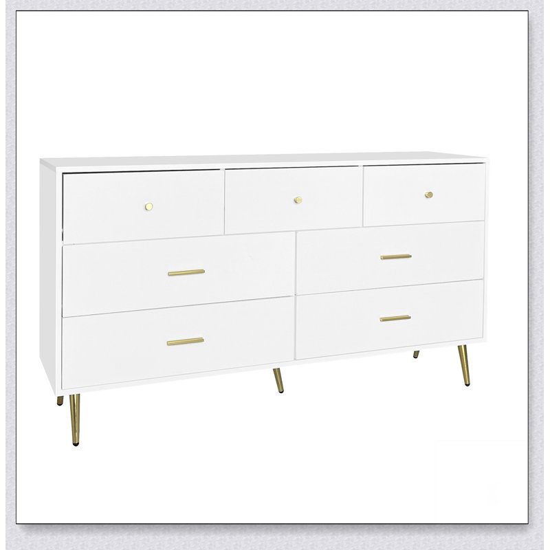 Grande commode à sept tiroirs avec poignée dorée et pieds dorés de couleur blanche