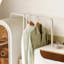 Garde-robe moderne et minimaliste sur pied-180229009