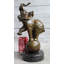 Éléphant de cirque Zlata en équilibre sur une balle, sculpture en bronze sur fond de marbre