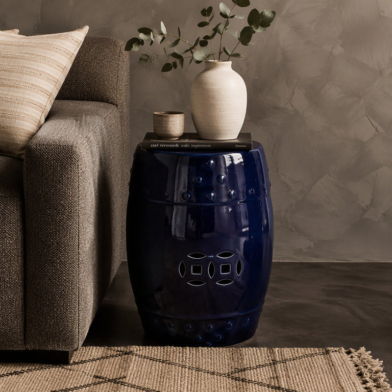 Tabouret demi-tonneau en céramique avec découpes bleu cobalt D13x18