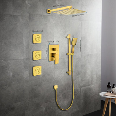Système de douche élégant en or avec tuyau: tête, main - pluie naturelle, facile à nettoyer, douche dorée d'une largeur de 57,75 po, barre coulissante, jets pour le corps, bras, tuyau, garniture de valve, poignées à levier. Tête autonettoyante pour
