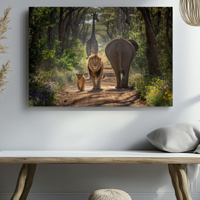 Toile dans une forêt baignée de soleil, un lion majestueux enjambe en toute confiance l'art frontal de sa crinière dorée qui coule comme une toile