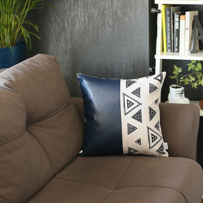 Coussin décoratif en similicuir bleu marine à motifs triangulaires