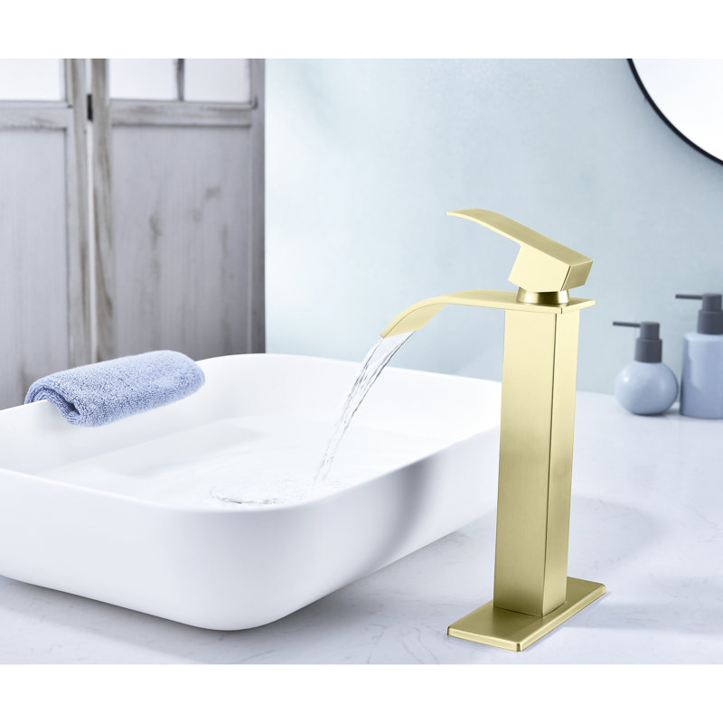 Robinet de lavabo pour salle de bain à poignée simple en or brossé, bec en cascade, matériau en acier inoxydable, robinet de réglage pratique de l'eau, poignée, acier, look moderne