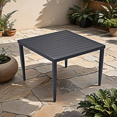 Table de salle à manger d'extérieur en aluminium avec trou pour parasol
