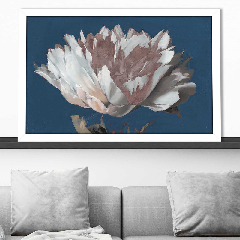 «Flower on Blue» par Mark Lawrence - peinture sur toile à cadre flottant, H 27,5 po x l 39,5 po x P 0,75 po, Cadre blanc