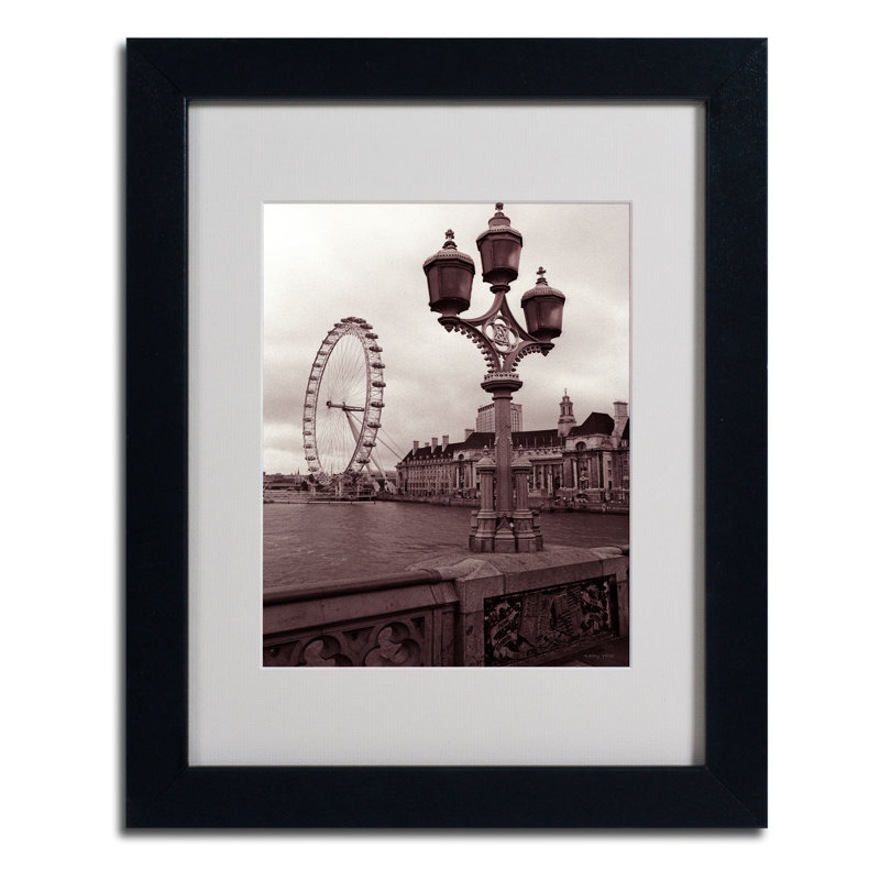 « paris eye 2 » par kathy yates, reproduction de photo encadrée, H 14 po x l 11 po x P 0,5 po, Noir