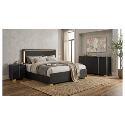 Ensemble de chambre à coucher 3 pièces Josephine Eastern King avec tête de lit DEL, commode et table de chevet en bois d'ingénierie noir