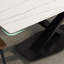 Une table de salle à manger entière avec des pieds en métal-816602996