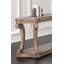 Table d'appoint traditionnelle en chêne vieilli avec pattes en volute et tablette ouverte, idéale pour la décoration et le rangement du salon.