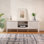 Meuble télé Givaro de 58 po de style Mid-Century blanc cassé avec portes coulissantes à lattes, tablettes ouvertes réglables et finition mate lisse