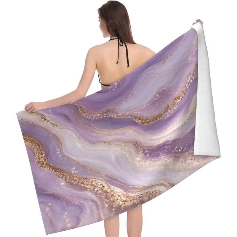 Serviette de plage en microfibre de luxe à texture marbrée et mauve vibrante dorée pour homme, serviette moelleuse surdimensionnée pour les voyages à la plage et les loisirs d'été 30 x 63 po