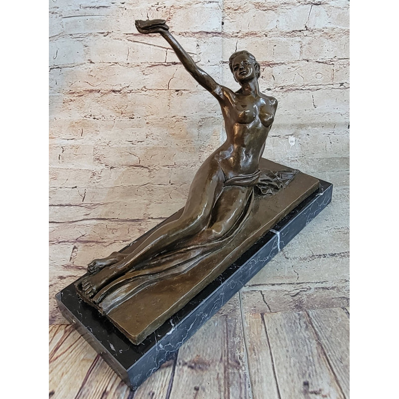 Sculpture l'oiseau à la main