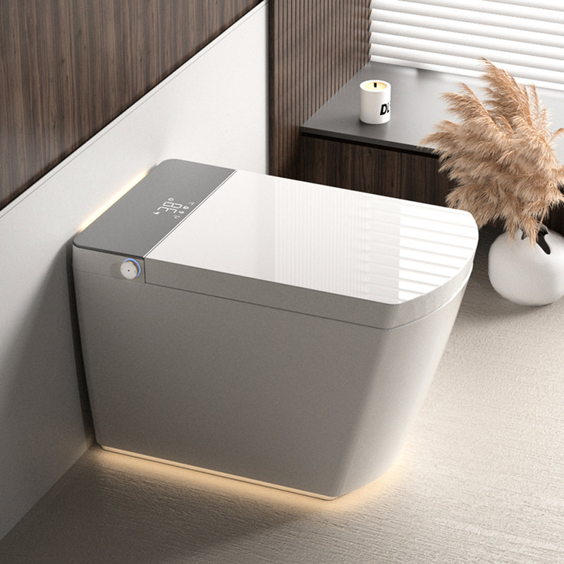 Toilette intelligente moderne intégrée avec couvercle à ouverture / fermeture automatique, siège chauffant à température, nettoyage instantané à l'eau chaude, chasse d'eau automatique, capteur de température au pied avec télécommande, affichage numérique à DEL, triple