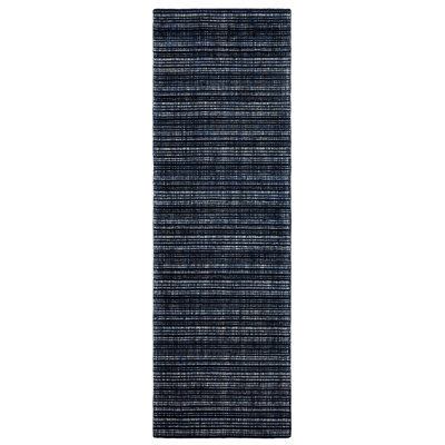 Tapis touffeté à rayures bleu marine et bleu en laine et viscose Shafia