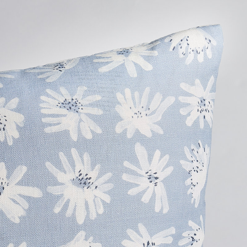 Coussin Schumacher x Caroline Z Hurley Meadow Rock, 18 po x 18 po, Bleu