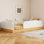 Lit plateforme simple tapissier avec garde-corps, tissu de velours et sacs de rangement, naturel