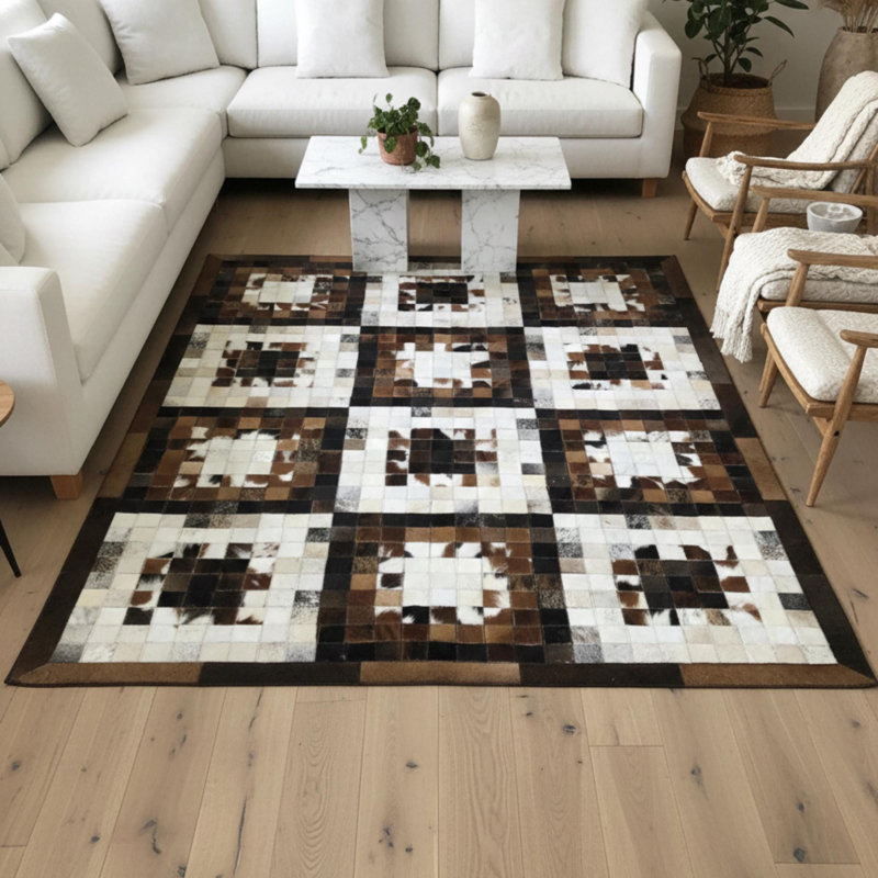Tapis brun et blanc en peau de vache, patchwork géométrique, Rectangle 9 pi 6 po x 13 pi 6 po