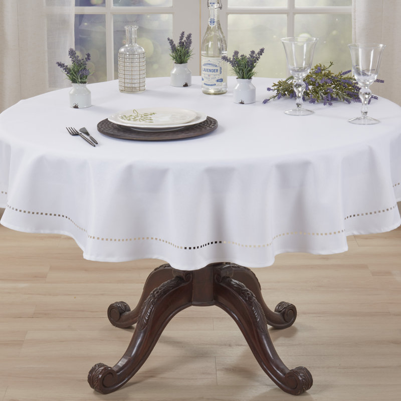 Nappe unie texturée unie avec drapé épuré, bordure décorative minimale et style polyvalent pour les repas et les réceptions, 60 po