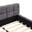 Élégant lit tapissier en chenille beige avec motif à damier, très grand, confort et style ultimes-837028205