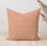 Housse de coussin orange et blanche à imprimé géométrique