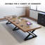 Ensemble de table de conférence en bois massif de style industriel avec chaises en filet noir-831740985
