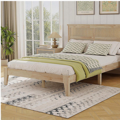 Lit double en bois massif avec tête de lit en rotin, lit en bois d'hévéa avec poutres de soutien centrales et pieds rehaussés, naturel