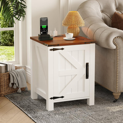 Table de chevet Farmhouse avec station de charge USB, porte de grange coulissante, tablette réglable, table de bout en bois rustique pour la chambre à coucher et le salon