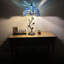 Lampe de table Haydee avec libellules en verre et fer de couleur bleue et ampoules DEL incluses H 24 po x l 14 po