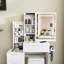 Ce meuble-lavabo moderne comprend 3 modes d'éclairage DEL à luminosité réglable, 4 tiroirs et plusieurs tablettes de rangement ouvertes, un porte-séchoir à cheveux et une prise de courant, une coiffeuse-854264979