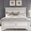 Ensemble de chambre avec grand lit à panneaux, commode et miroir-117969501