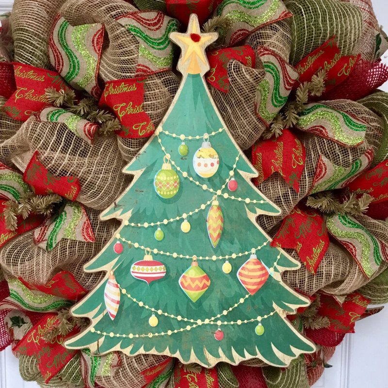 Couronne de Noël avec arbre en bois décoré