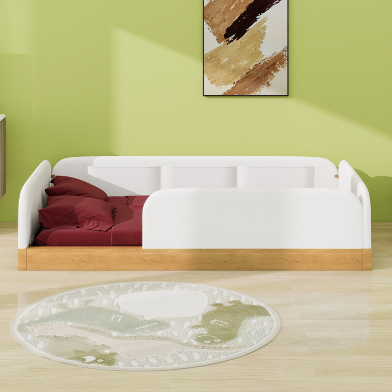 Lit plateforme moderne avec garde-corps et sacs de rangement