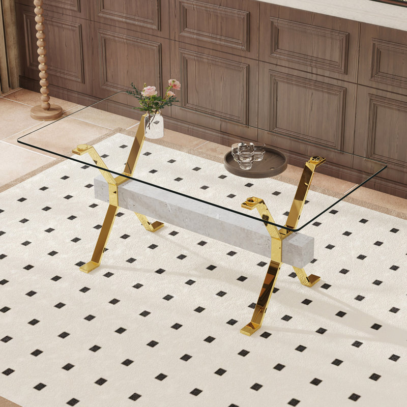 Table de salle à manger. Table de salle à manger moderne en verre trempé. Grand grand bureau moderne avec des pieds en métal plaqué or et des barres transversales en bois aggloméré gris, convenant à la fois à la maison et au bureau. Cuisine