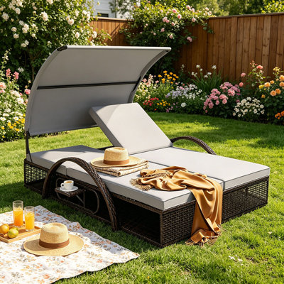 Chaise longue d'extérieur en acier avec dossier réglable, lit double de patio avec table d'appoint cachée et accoudoirs arqués, convient pour la terrasse de la piscine, le jardin et la cour