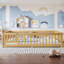 Lit double sur pied avec barrières de sécurité et porte pour enfants, naturel