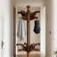 Portemanteau rotatif en bois massif autoportant, pivotant à 360 ° et porte-manteau robuste avec crochets multidirectionnels et conception à 2 niveaux pour le vestibule, la chambre à coucher et le bureau