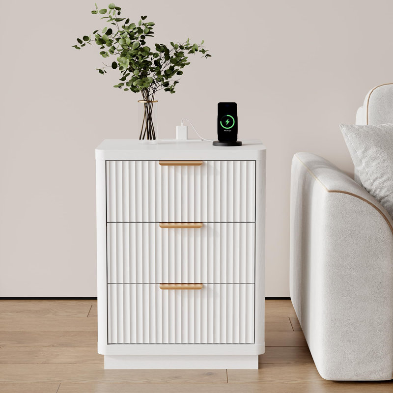 Table de chevet cannelée de style campagnard avec station de recharge – Table de chevet moderne de style milieu du siècle avec 3 tiroirs et poignées en métal