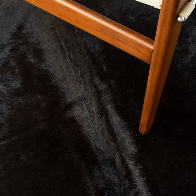 Tapis noir / brun en cuir de vache tissé à la main Ader, Rectangle 4 pi 7 po x 5 pi 8 po