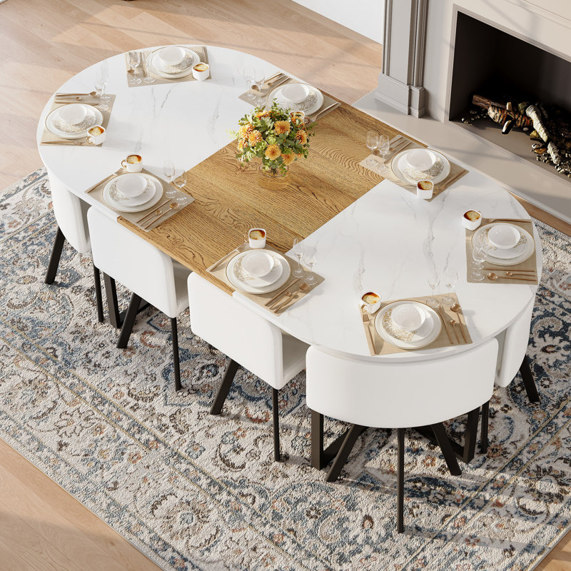 Ensemble de tables de salle à manger spacieuses et modernes avec plateau en marbre et chaises en polyuréthane